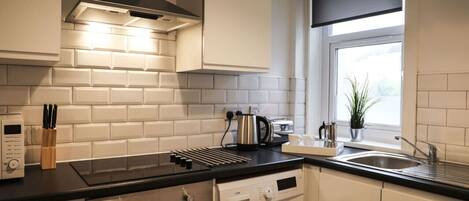 Jääkaappi, mikroaaltouuni, uuni, liesi