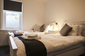 2 bedrooms, iron/ironing board, free WiFi, bed sheets - Baron Road Apartment (Paisley)