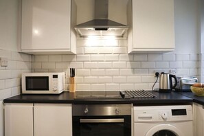 冷蔵庫、電子レンジ、オーブン、コンロ