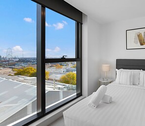 Espacio para trabajar con laptop y tabla de planchar con plancha