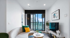 Departamento Deluxe, 2 habitaciones, vista a la ciudad | Área de sala de estar | Televisión de pantalla plana de 50 pulgadas con canales digitales