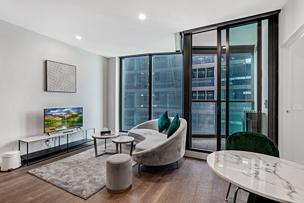 Laptop workspace, iron/ironing board, rollaway beds, WiFi - Lumina Suites (West Melbourne)