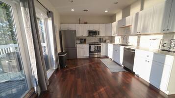 冰箱、微波炉、烤箱、洗碗机