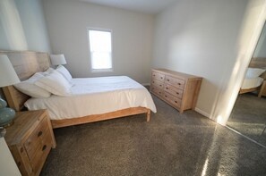 4 makuuhuonetta, silitysrauta/-lauta, ilmainen Wi-Fi, vuodevaatteet