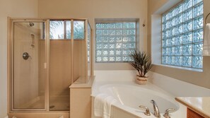 Studio (5 Bedrooms) | Badezimmer | Handtücher