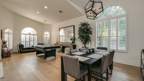 Studio (4 Bedrooms) | Dining room