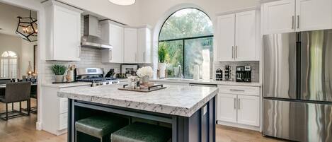 Studio (4 Bedrooms) | Cuisine privée | Réfrigérateur, micro-ondes, four