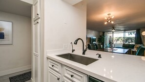 Studio (2 Bedrooms) | Eget kjøkken | Kjøleskap, mikrobølgeovn, ovn og kokeplater