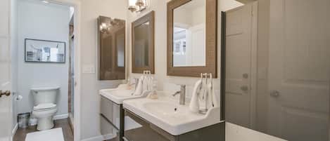 Studio (3 Bedrooms) | Salle de bain | Serviettes fournies