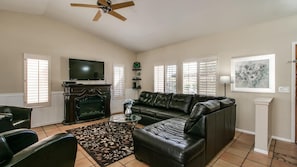 Studio (3 Bedrooms) | Living area