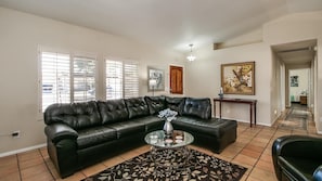 Estudio (3 Bedrooms) | Área de sala de estar