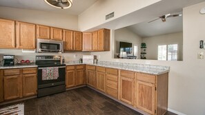 Studio (3 Bedrooms) | Eigene Küche | Kühlschrank, Mikrowelle, Ofen