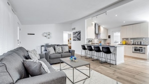 Unclassified image, 3 of 29, button - Modern and Comfy 3 Bdrm Near Melrose District! (Phoenix)