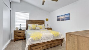 3 bedrooms, bed sheets - Modern and Comfy 3 Bdrm Near Melrose District! (Phoenix)