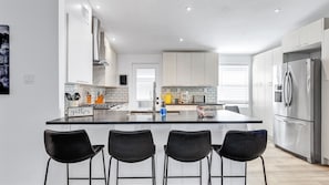 Réfrigérateur, four à micro-ondes, un four, surface de cuisson