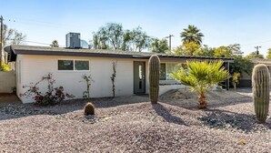 Unclassified image, 4 of 29, button - Modern and Comfy 3 Bdrm Near Melrose District! (Phoenix)