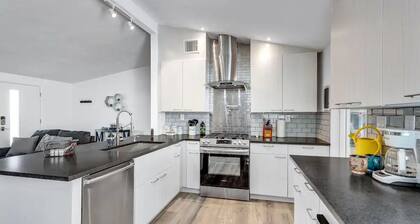 Modern and Comfy 3 Bdrm Near Melrose District!