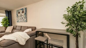 Interior - Remodeled 2 Bdrm w/ Yard in Old Town Scottsdale! (Scottsdale)