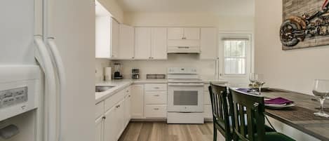 Studio (2 Bedrooms) | Private kitchen | Fridge, microwave, oven