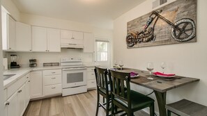 Estudio (2 Bedrooms) | Cocina privada | Refrigerador, microondas y horno 