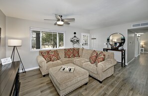 Smart TV, caminetto, libri