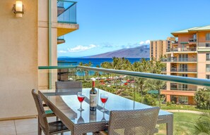 Outdoor dining - Maui Resort Rentals: Honua Kai Hokulani 542 - Extra Large One Bedroom w/ Den, Partial Ocean and West Maui Mountain Views! (Lahaina)
