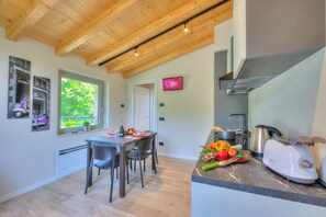 Fridge, oven, stovetop, coffee/tea maker - Ricomilla-Ulivo -Balcony, Garden & Privat, Roè Volciano, Italy (Roè Volciano)
