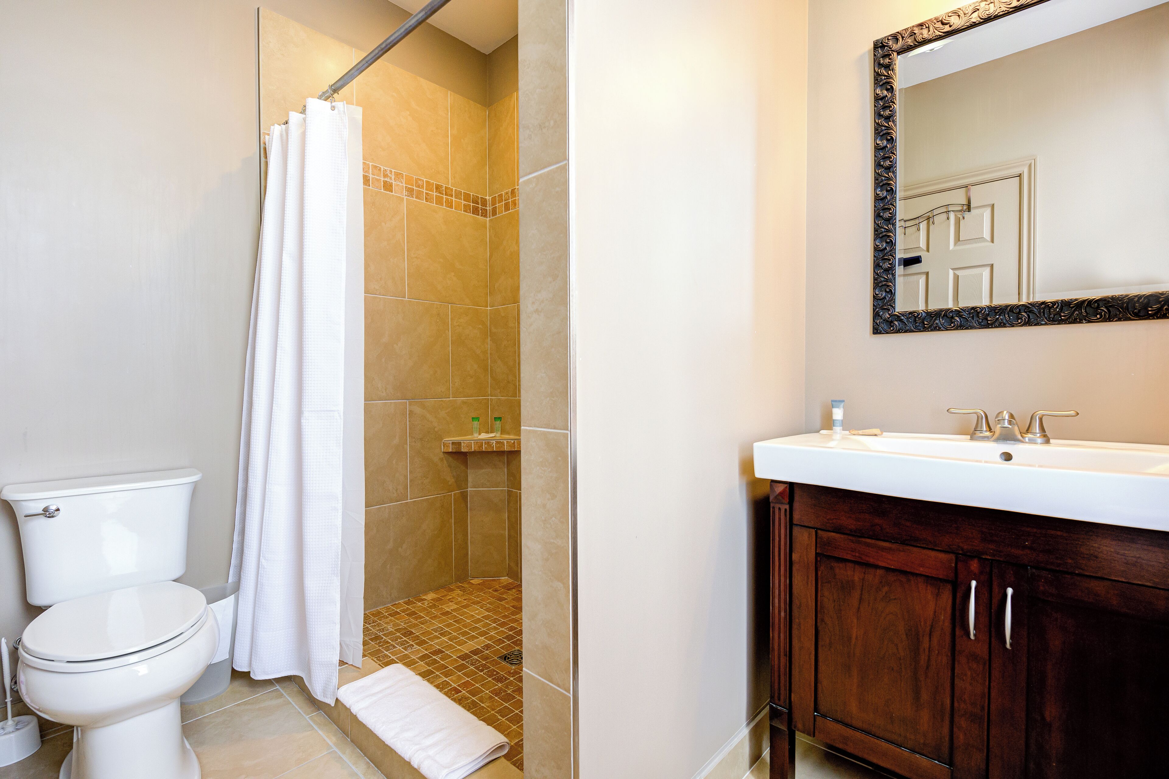 Un baño con ducha, inodoro y lavamanos.