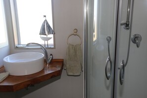 Bathroom - Beach front cottage (Kaikoura)