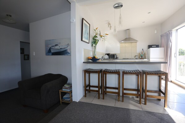 Fridge, microwave, oven, stovetop - Beach front cottage (Kaikoura)