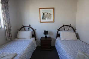 3 bedrooms, free WiFi, bed sheets - Beach front cottage (Kaikoura)