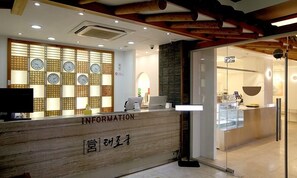 Quầy tiếp tân