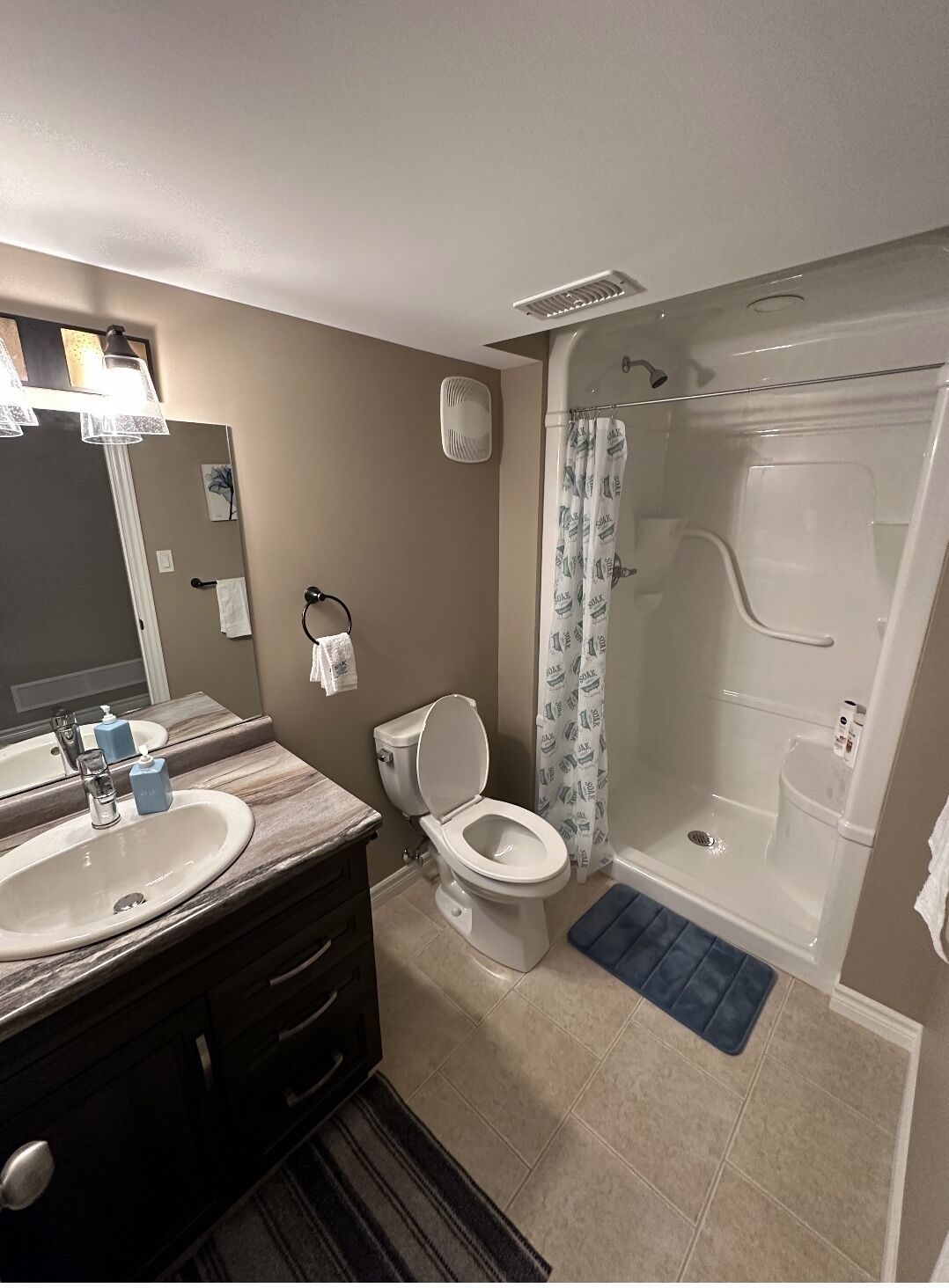 Dusj, hårføner, håndklær og såpe