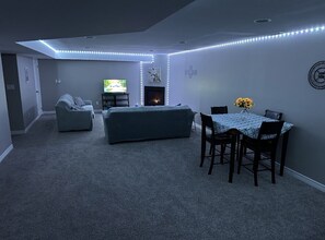 Interior - Cozy 2 Bdrm, Lounge w/fpl, Kitchenette, TV, Wi-Fi (Windsor)