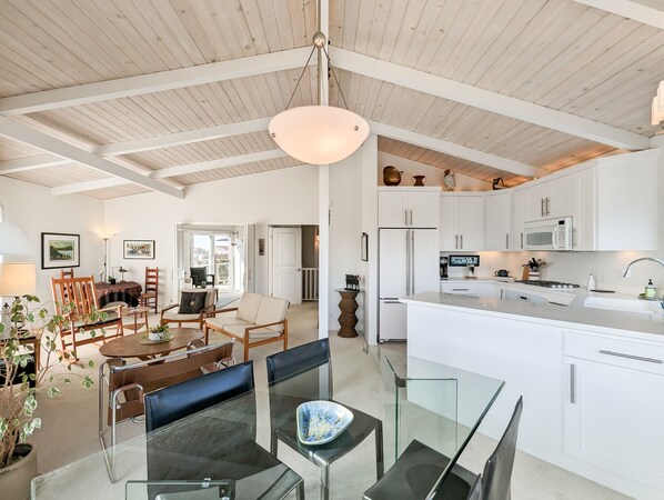 Interior - Vista Oasis – Oceanfront Beach House (La Selva Beach)