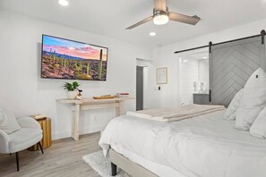 5 bedrooms, desk, iron/ironing board, travel cot - Villa w/heated pool & spa + putt‑putt (Phoenix)