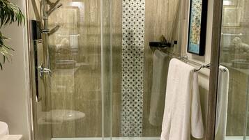 Dusj, hårføner, håndklær og såpe