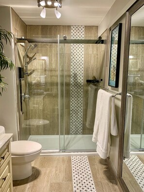 Douche, sèche-cheveux, serviettes fournies, savon