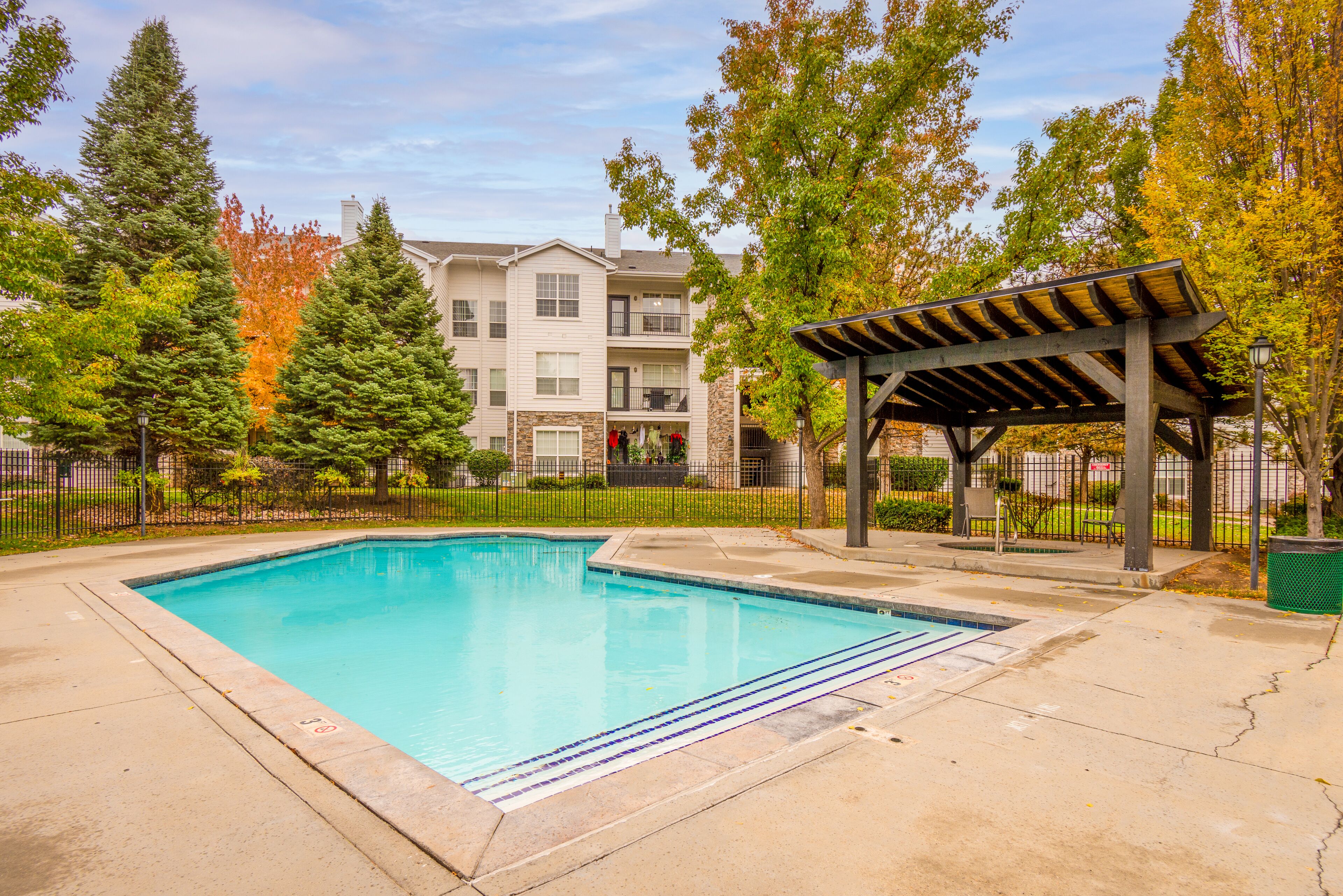 Luxury spacious 2 King Bd, 2Ba w/hot tub, gym, garage