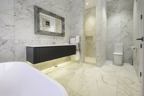 Panoramic Penthouse | Bathroom | Free toiletries, hair dryer, towels, soap - The Address (Napier)