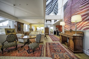 Panorama penthouse | Woonruimte | Een 55-inch ledtelevisie met satellietzenders en een televisie