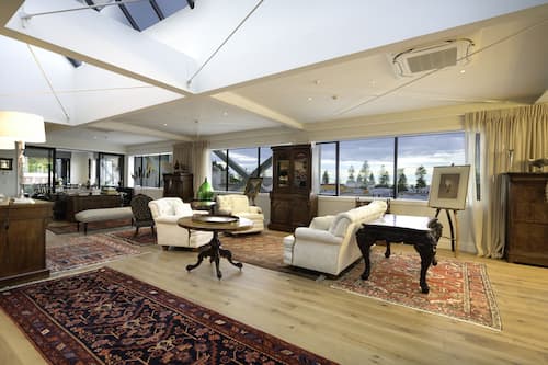 Attico panoramico | Area soggiorno | TV LED 55 pollici con canali satellitari, TV, pavimenti riscaldati