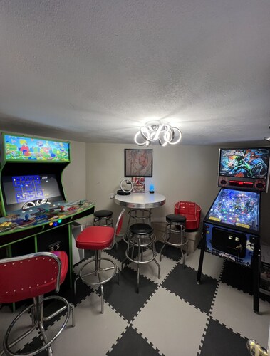 Family & Friend Fun Arcade Suite Mount Washington