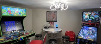 Family & Friend Fun Arcade Suite Mount Washington