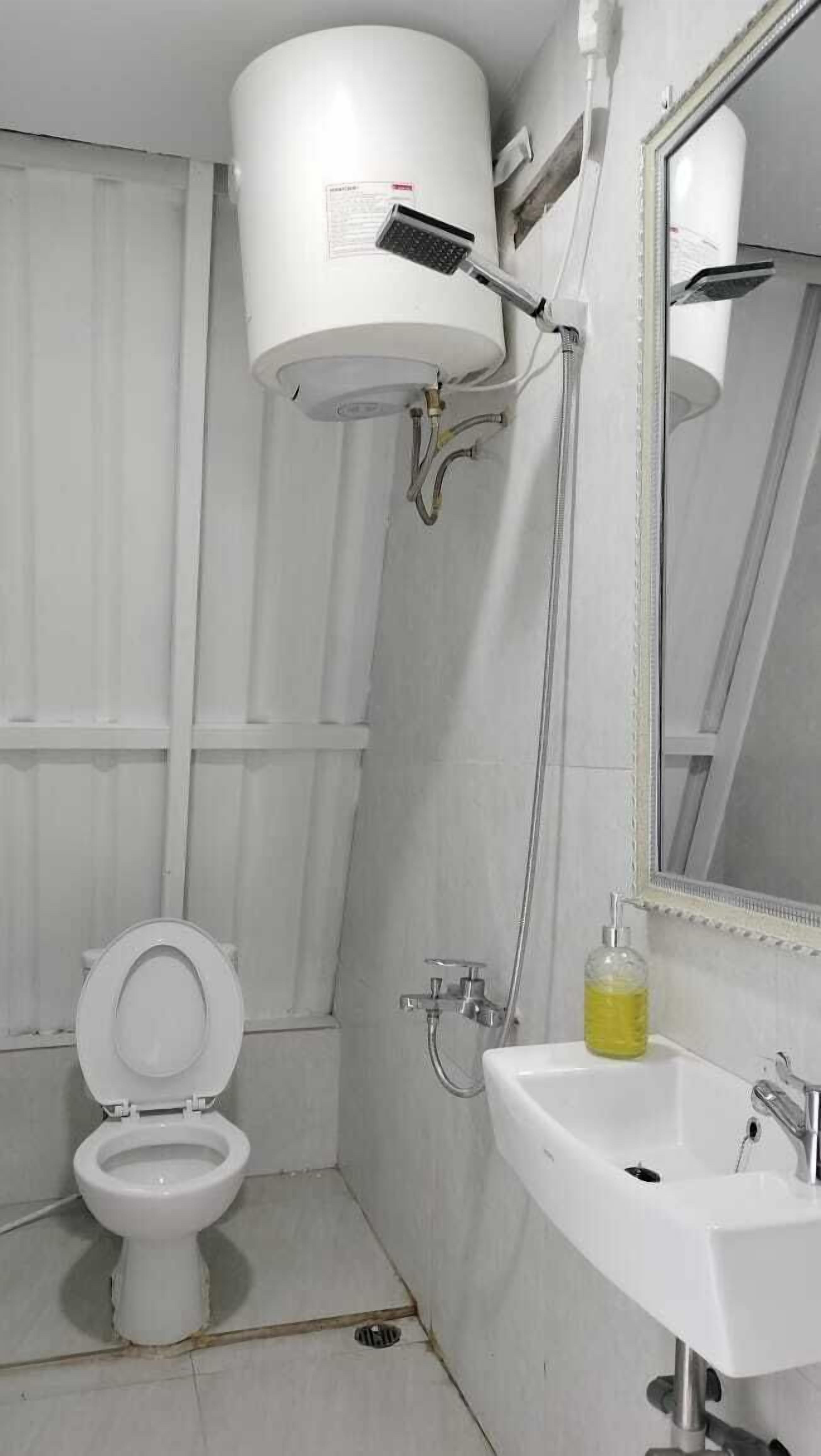 Luxury Double or Twin Room | Bathroom | Shower, hair dryer, slippers, towels