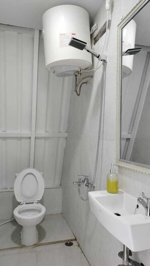 Luksus-dobbelt- eller tomannsrom | Bad | Dusj, hårføner, tøfler og håndklær