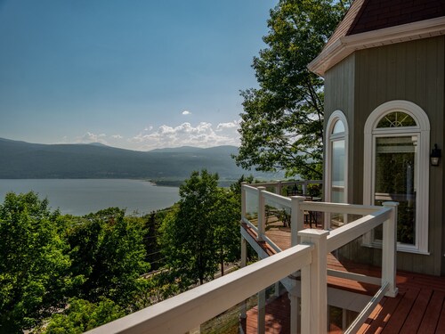 DOMAINE DU CAP CHARLEVOIX | River and mountain views