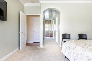 4 bedrooms, desk, iron/ironing board, free WiFi
