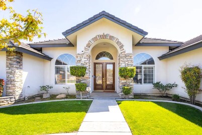 Golf Course View Home with Dual AC and SPA