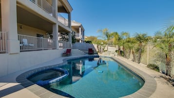 Piscina com hidromassagem, deck coberto e escada que leva a uma varanda.